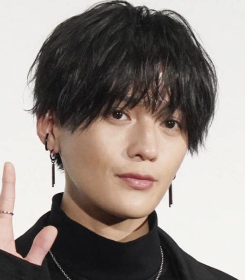 八木勇征のクールな表情