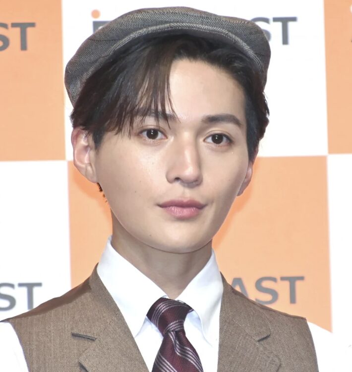 八木勇征のレトロな衣装