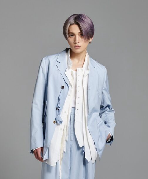 八木勇征の水色の衣装姿