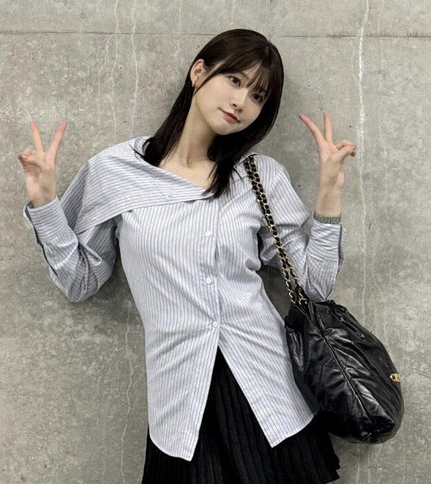 生見愛瑠のシャツ姿