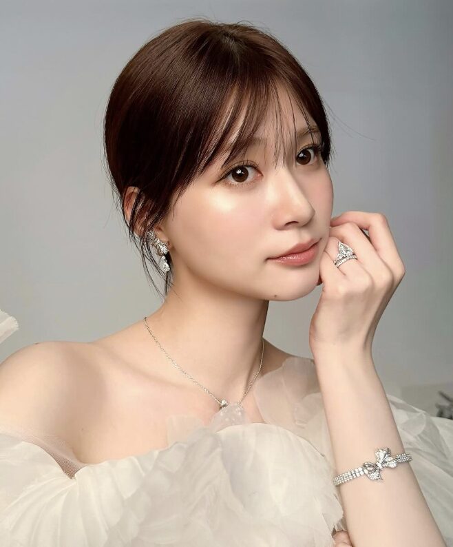 生見愛瑠の落ち着いた表情