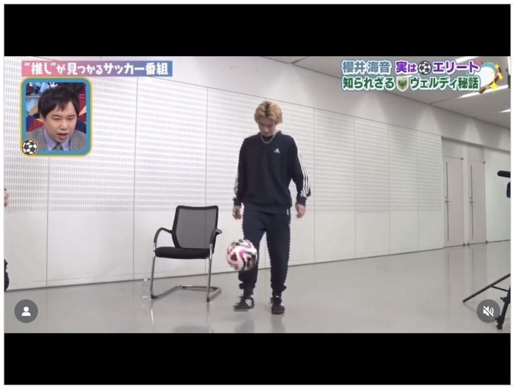 櫻井海音がリフティングをする様子