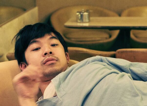 仲野太賀の寝転がる姿