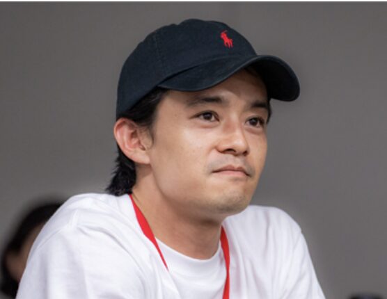 池松壮亮の微笑む姿