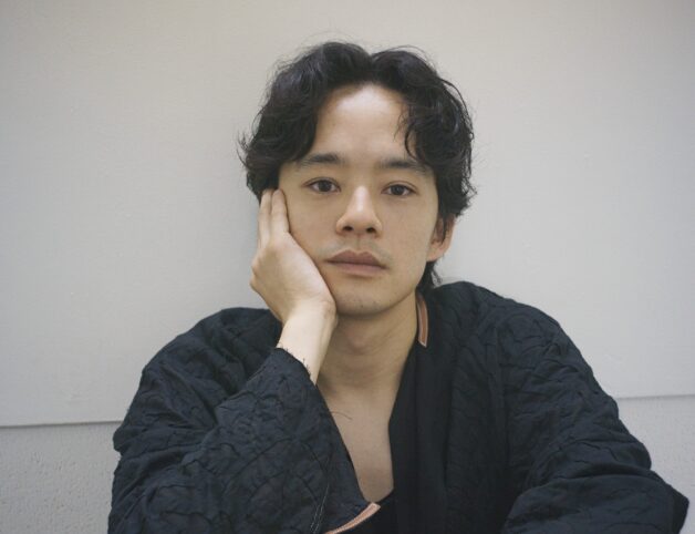 池松壮亮の頬杖をつく姿