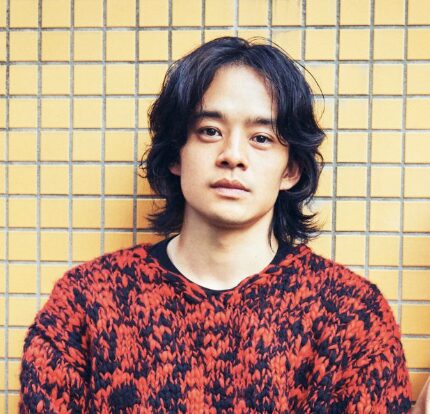 池松壮亮の赤ニット姿