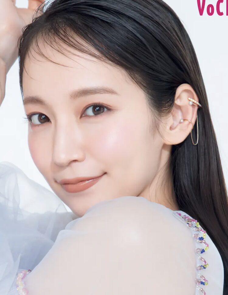 口角の上がっている吉岡里帆の写真