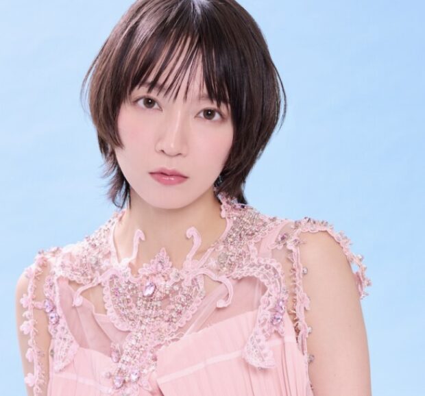 吉岡里帆の真っ直ぐ見つめる表情