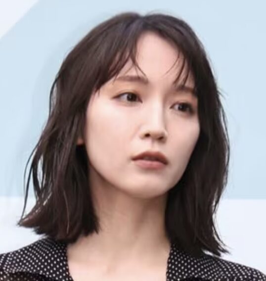 吉岡里帆のクールな表情