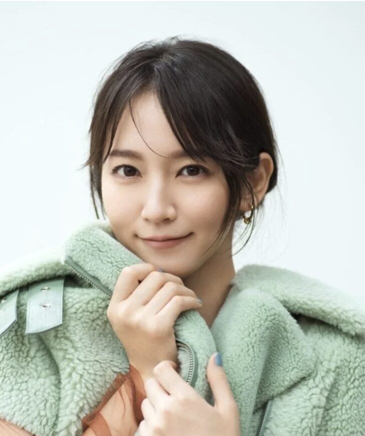 吉岡里帆の見つめる表情