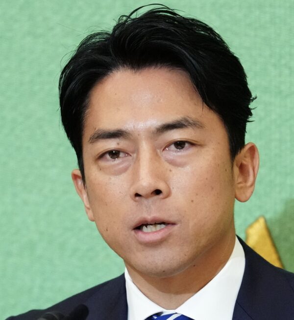 目の下のクマが際立つ恋泉進次郎