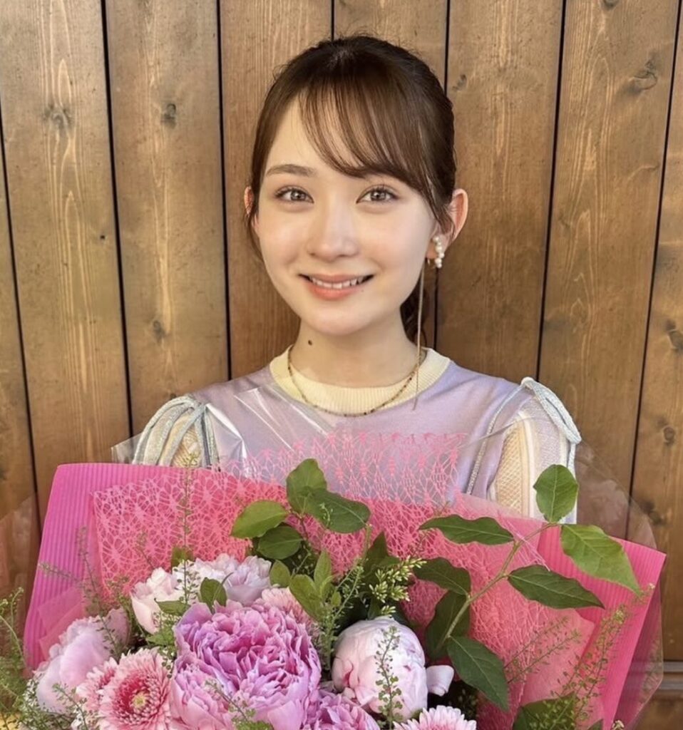 畑芽育の笑顔で花束を抱える姿