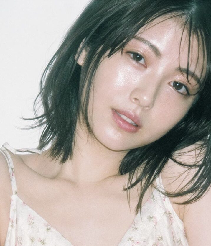 浜辺美波のアンニュイな表情