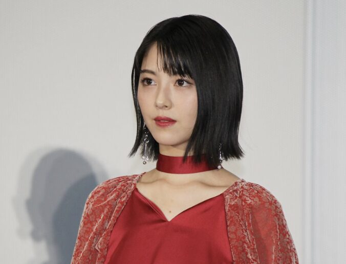 浜辺美波の凛々しい赤色の衣装姿