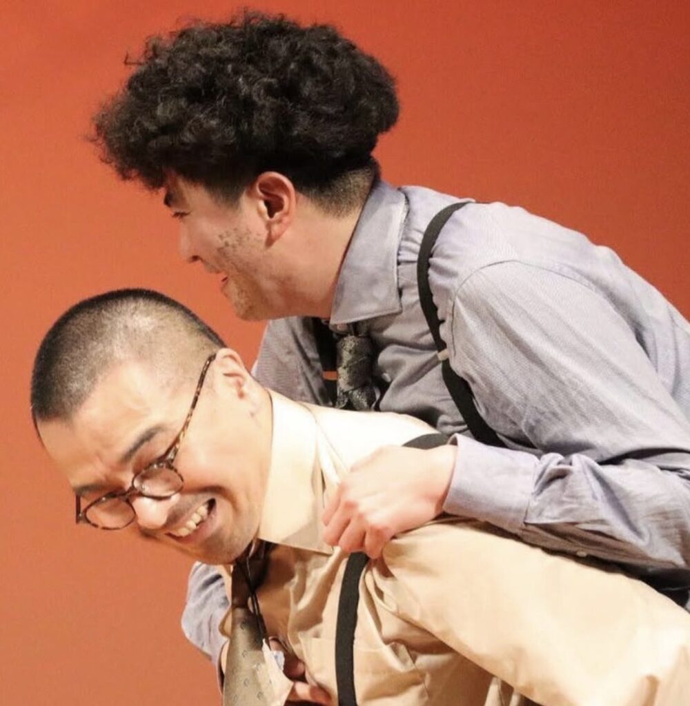 カナメストーンの二人のおんぶ姿