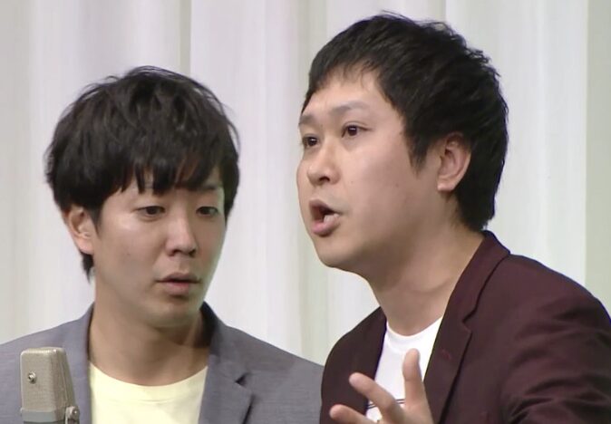 ドンデコルテの漫才中の様子