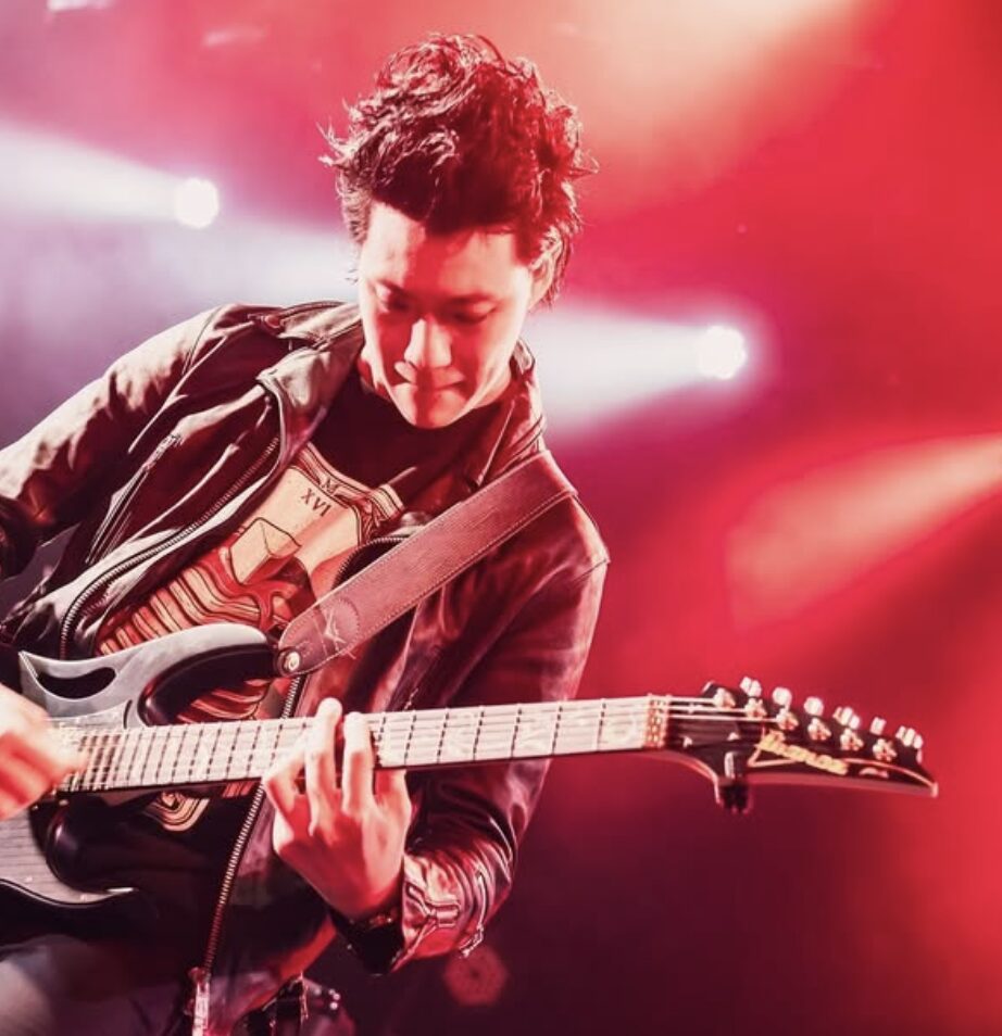 粗品のギターを引いている画像