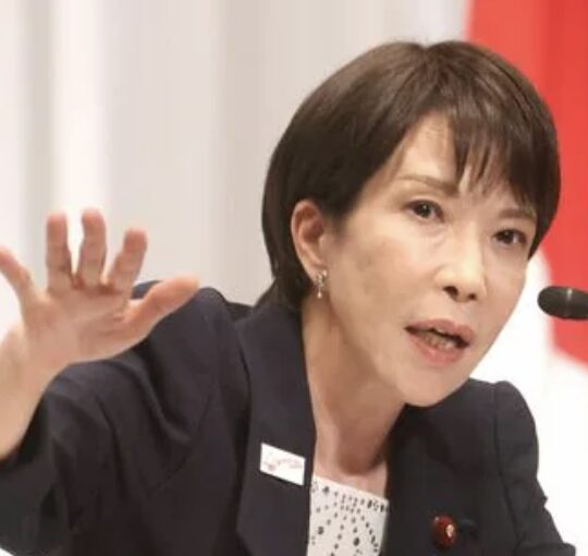 高市早苗がインタビューを受ける姿