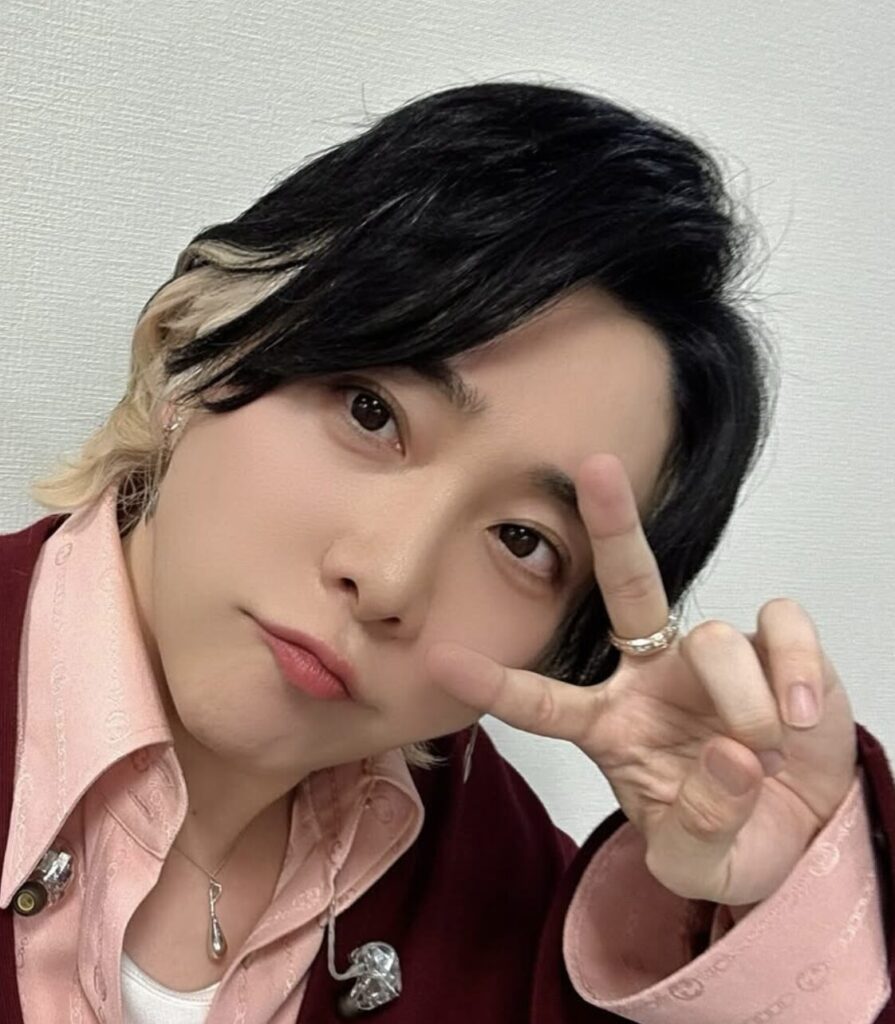 大森元貴のピースポーズ