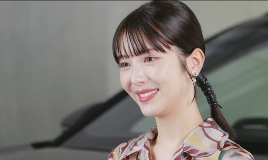 浜辺美波のインタビュー中の画像