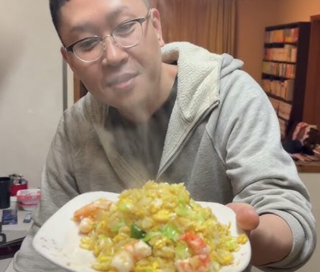 渡辺銀次のチャーハンを振る舞う様子