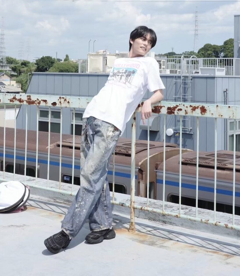 日向亘のスタイルの良さが分かる全身の画像2