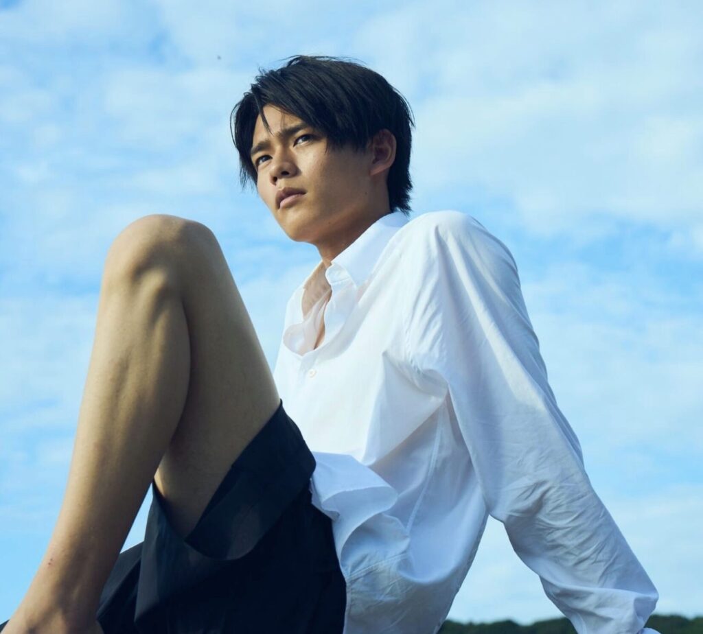 日向亘の足の長さが強調されている画像