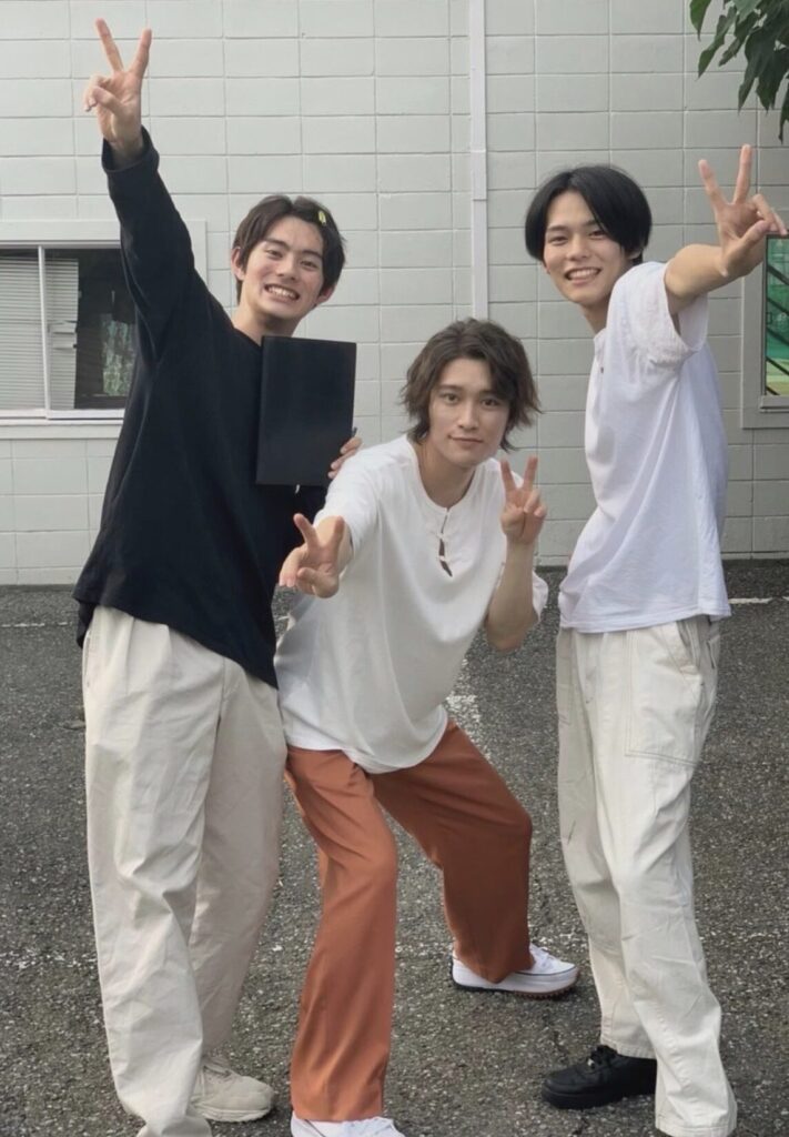 日向亘の共演者と並んでスタイルの良さが分かる全身の画像4