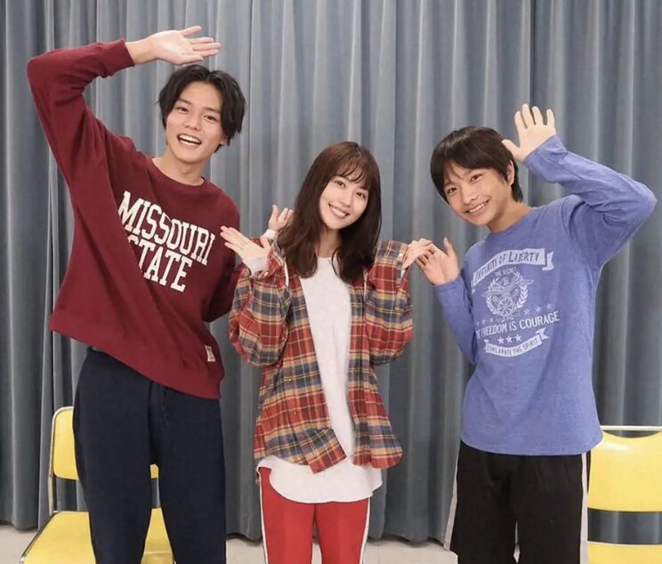 日向亘の共演者と並んでスタイルの良さが分かる全身の画像2