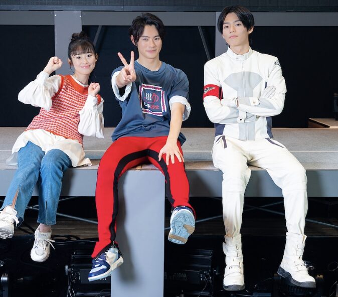 日向亘の共演者と並んでスタイルの良さが分かる全身の画像