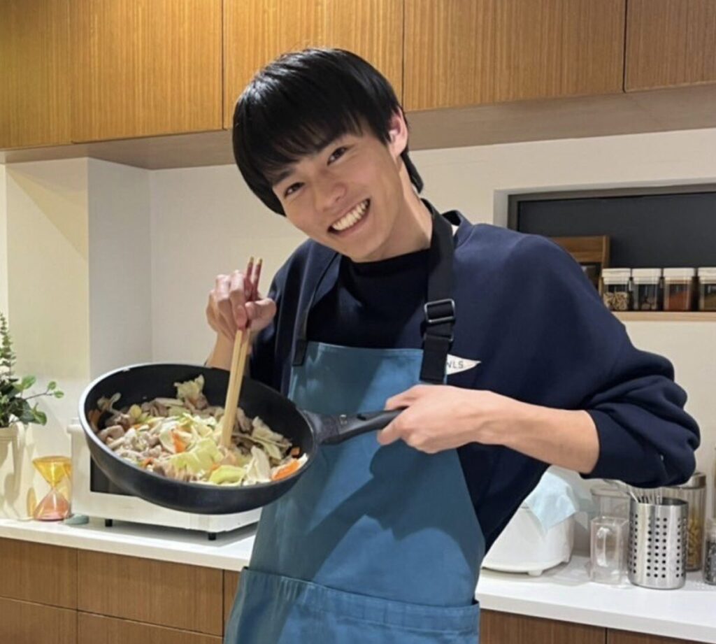 日向亘の料理中の姿