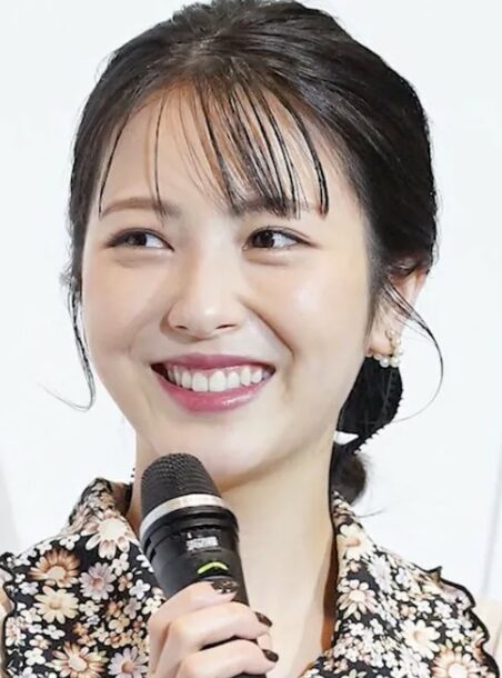 浜辺美波のインタビューの様子