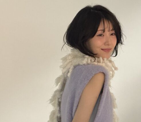 浜辺美波の振り返り微笑む姿