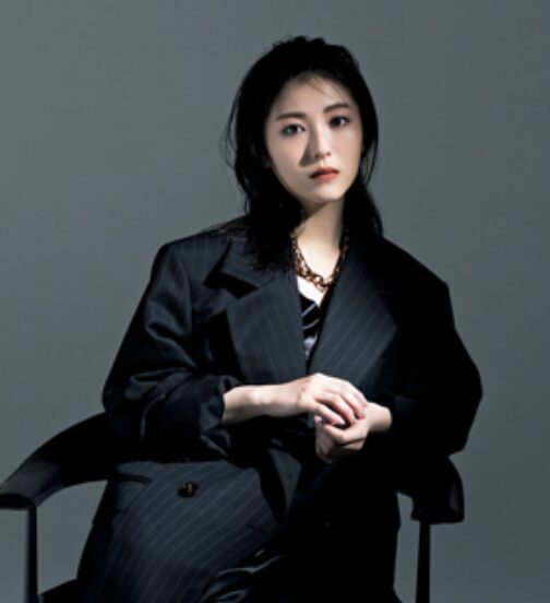 浜辺美波の大人っぽい表情