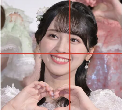 佐々木舞香の顔が向かって右側に傾いている写真