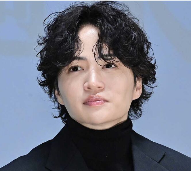 菊池風磨の黒髪パーマ姿