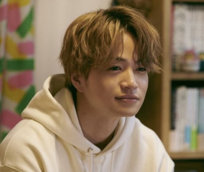 菊池風磨のアンニュイな表情