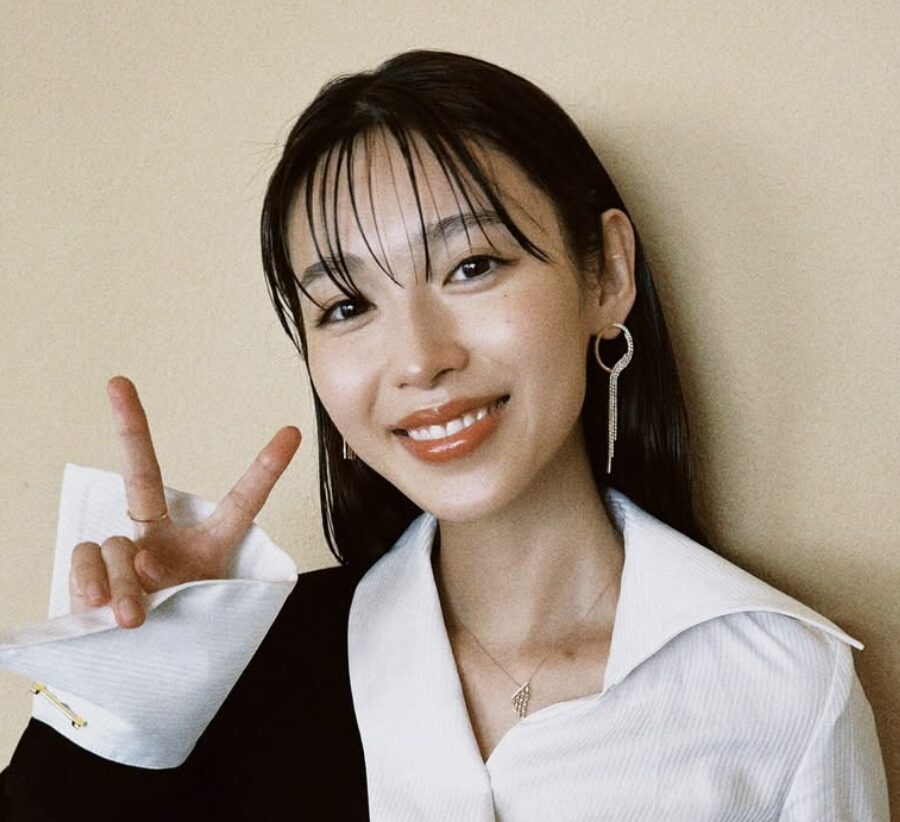 白石聖のピースポーズ