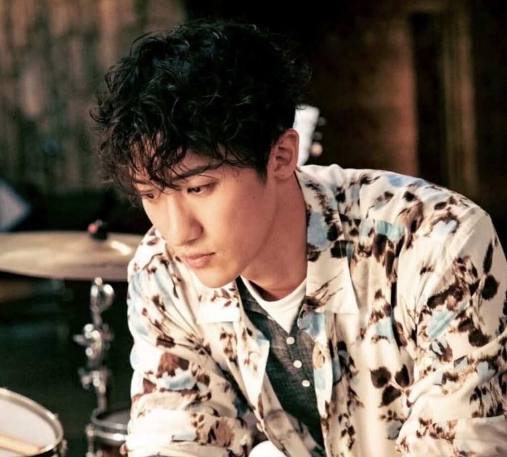 岩本照のクールな表情