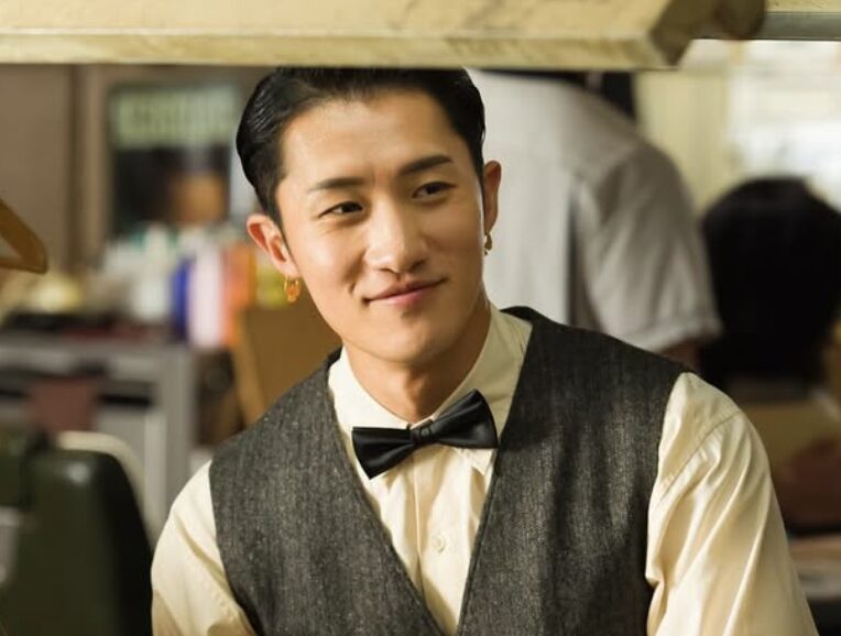 岩本照の微笑む様子