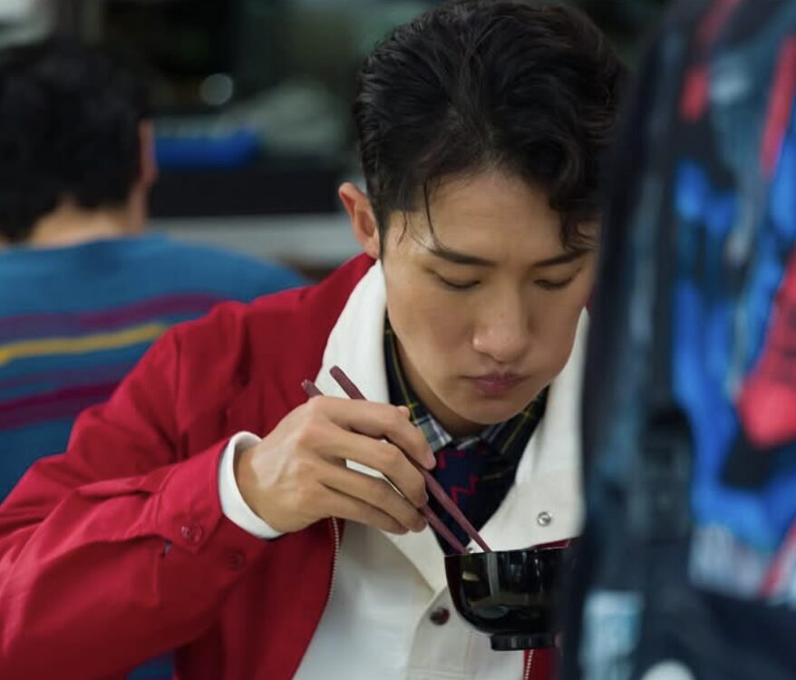 岩本照の食事をしているシーン