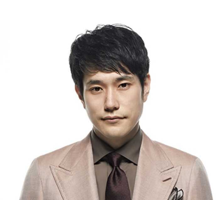 松山ケンイチのブラウンのスーツ姿