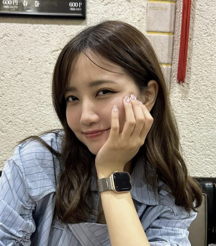 加藤玲奈の頬杖姿