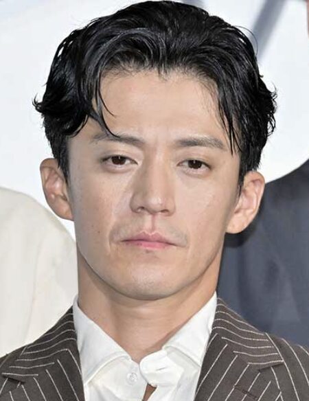 小栗旬のクールな笑顔