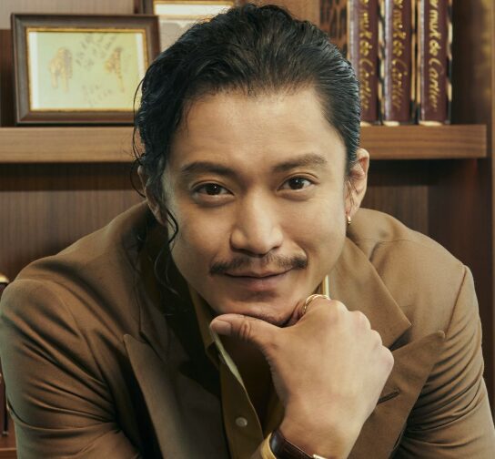 小栗旬の決めポーズ