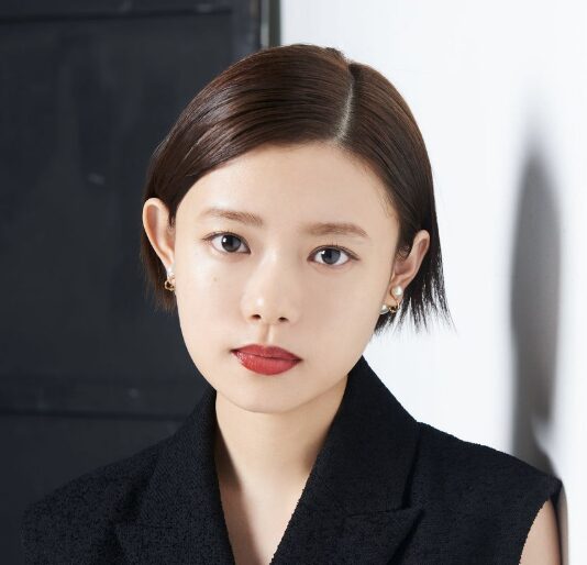 杉咲花の決め顔