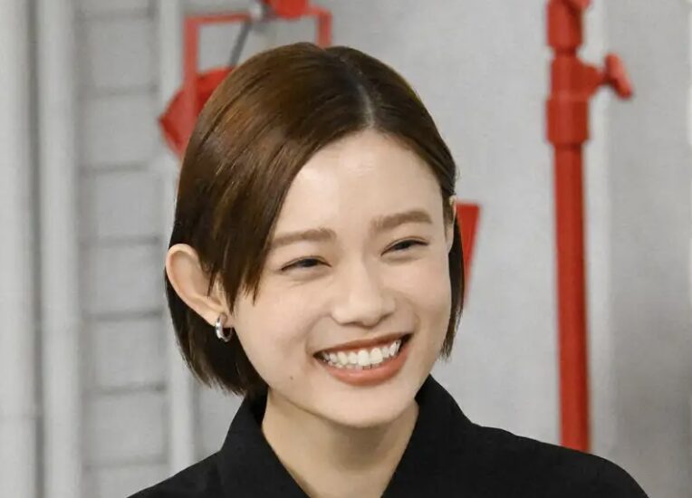 杉咲花のインタビュー中の様子