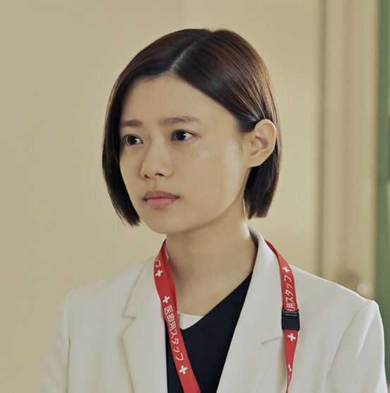 杉咲花の白衣姿