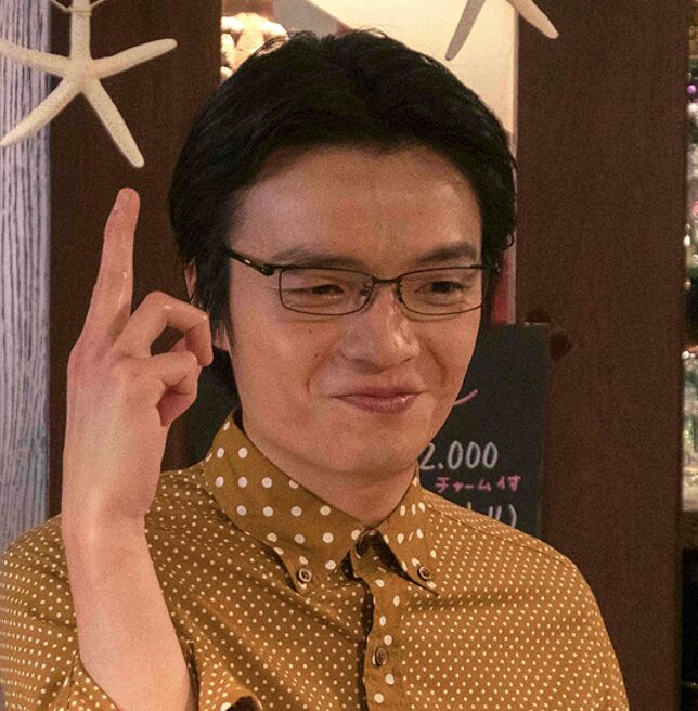 岡山天音の個性的なポーズ