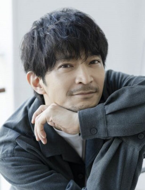 津田健次郎の微笑んでいる姿